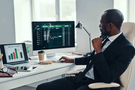 Advisor working at desk